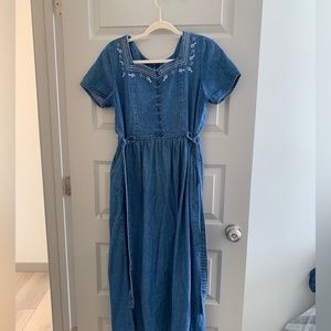 Denim prairie dress embroidered floral (pockets)